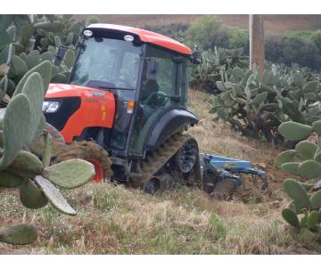 trattore kubota in colline ripide agrigento